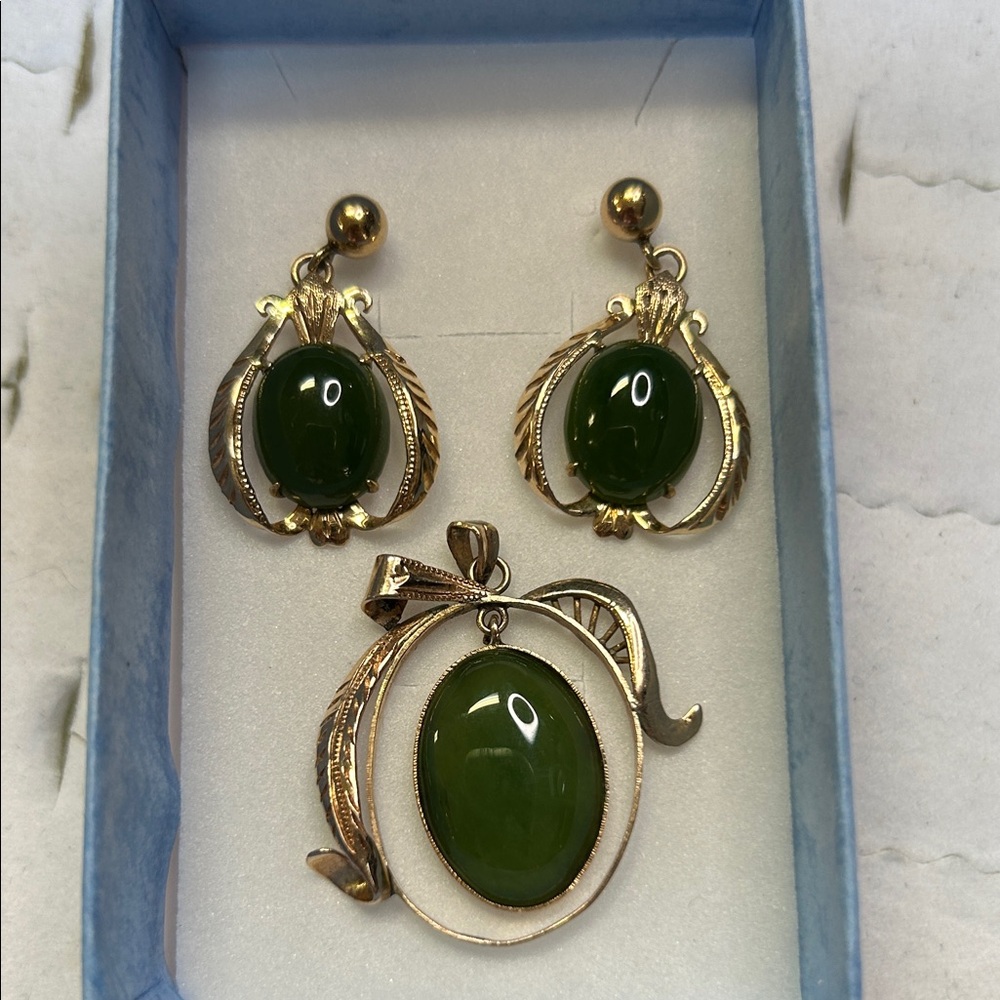 460353 14k yg Jade Earrings and pendant set